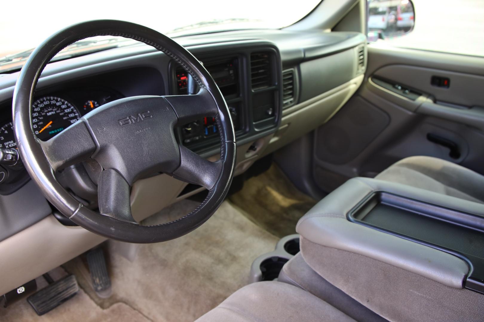 2004 GMC YUKON 2WD (1GKEC13V84J) with an 4.8L V8 OHV 16V engine, 4-SPEED AUTOMATIC transmission, located at 420 E. Kingsbury St., Seguin, TX, 78155, (830) 401-0495, 29.581060, -97.961647 - Photo#8